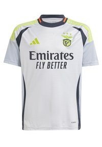 Ljust grå fotbollsjacka med korta ärmar, mörka accenter och neongröna ränder. Har "Emirates FLY BETTER"-logotyp och strukturerad tyg.