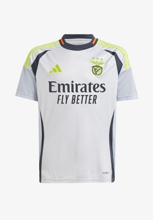 Maillot de football gris clair à manches courtes, avec des accents foncés et des rayures vert fluo. Présente le logo "Emirates FLY BETTER" et un tissu texturé.