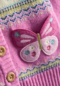 Cardigan lavorato a maglia rosa con una grande farfalla ricamata in rosa chiaro e scuro, arricchita da accenti floreali. Bottoni in legno completano il design.
