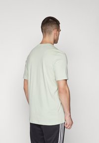 adidas Sportswear Camiseta básica - linen green