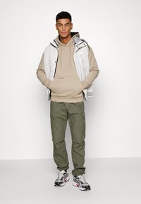 Jack & Jones JJCONTRAST HOOD - Sweatshirt - crockery