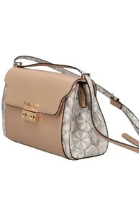 Borsa beige con un design strutturato, caratterizzata da una chiusura dorata e una tracolla decorata. La borsa ha una texture liscia con un design interno a contrasto.
