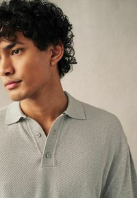 Next REGULAR FIT szary