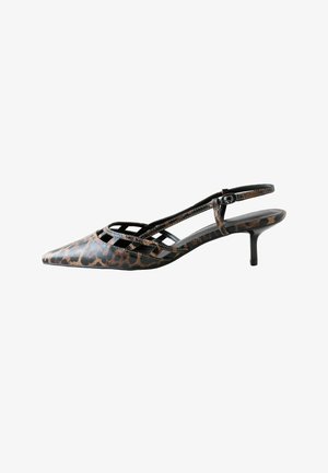 Zapato de tacón bajo tipo kitten con punta afilada, correa slingback y estampado de leopardo en tonos marrón y negro, con detalles recortados en la correa.