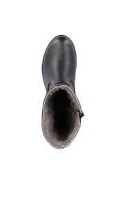 Botte en cuir noir avec une surface texturée, doublure en peluche grise, bout arrondi et fermeture éclair sur le côté. La semelle présente des détails de couture.