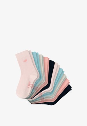 Sæt af 12 farverige sokker i en række pastelfarver, der inkluderer pink, blå og grå, med et diskret hjerte designet på en sok.