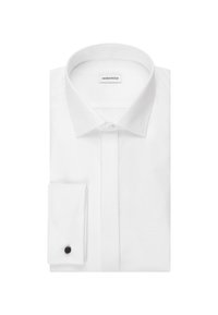 Chemise blanche pour homme avec col italien et manchette simple ornée d’un bouton de manchette noir, soigneusement pliée sur un fond uni.