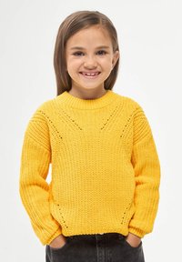 Maglione giallo a maglia con un motivo testurizzato, collo rotondo e maniche ampie. Progettato con punti aperti e una vestibilità rilassata.