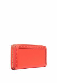 Portefeuille en cuir rouge avec une texture lisse, des coutures contrastées et une fermeture éclair dorée. Présente une forme rectangulaire et un profil slim.