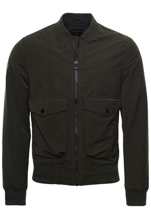 Dunkelgrüne Bomberjacke mit Frontreißverschluss, geripptem Kragen und Bündchen sowie zwei großen Taschen mit Knopfklappen vorne.