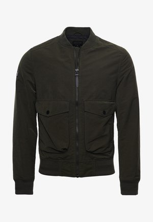 Cazadora bomber verde oscuro con cremallera frontal, cuello y puños acanalados, y dos grandes bolsillos frontales con solapa y botones.