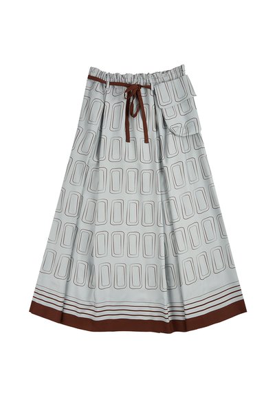 Jupe bleu clair avec un motif géométrique de rectangles bruns bordés. Elle dispose d'une taille ajustable et d'un ourlet avec une bande brune d'accent.