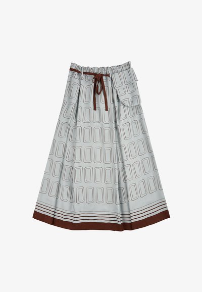 Jupe bleu clair avec un motif géométrique de rectangles bruns bordés. Elle dispose d'une taille ajustable et d'un ourlet avec une bande brune d'accent.