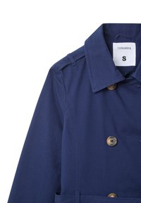 Mantella blu navy realizzata in tessuto testurizzato, con design doppiopetto, grandi bottoni e collettino classico. Tag di taglia S visibile.