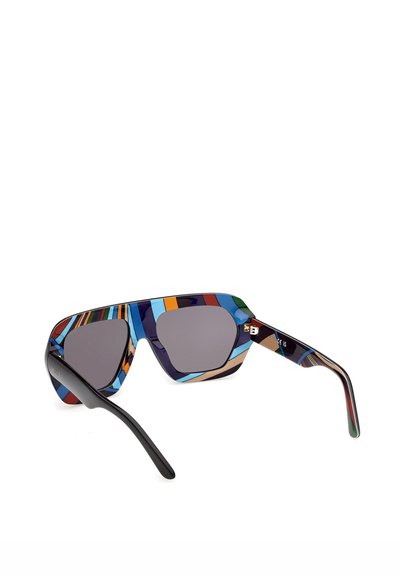 Gafas de sol con lentes angulares de gran tamaño y una montura de rayas multicolor en tonos azul, naranja, rojo, verde y negro.