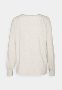 Off-White Langarm-Strickpullover mit geripptem Muster, gerafften Bündchen und rundem Rundhalsausschnitt, von hinten gezeigt.