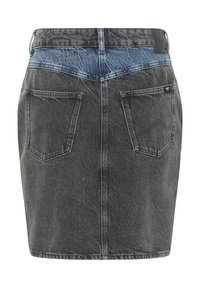 Denimrock mit einem schwarzen Wascheffekt, ausgestattet mit einem blauen Denimbund. Enthält zwei Gesäßtaschen mit einem gestickten Design und einem kleinen Label.