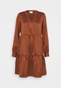 Satin brun klänning med långa ärmar, V-ringning och lagerdesign. Tyget har en mjuk textur och en lätt glans, vilket ger ett elegant utseende.