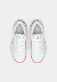 Hvite sportsko med mesh tekstur, rosa og lilla detaljer, rund tå og flate snøring. Litt hevet gummisåle.