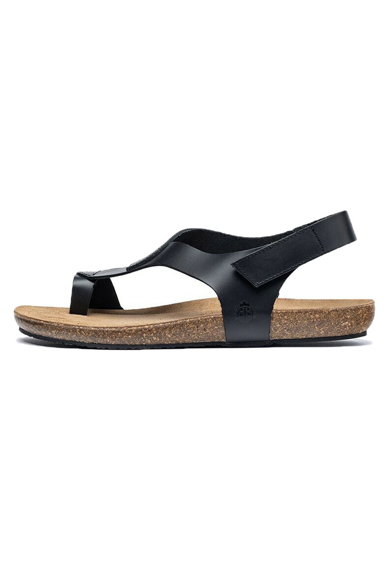 Sandales en cuir noir avec semelle en liège, design en T, bride arrière réglable, semelle plate, dessus texturé et détails de logo sur le côté.