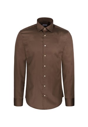 Camicia da uomo marrone a maniche lunghe con bottoni sul davanti e sui polsini, collo alla francese, mostrata su sfondo bianco.