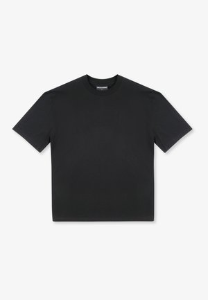 plain black tee shirt