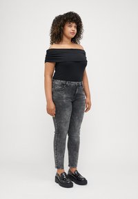 ONLY Carmakoma CARRUSH MID WAIST  - Uske traperice - grey denim