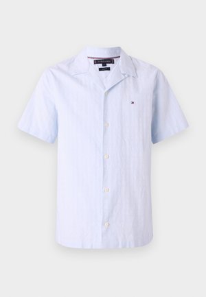 Korte mouwen button-up overhemd in lichtblauw, gemaakt van textuurstof. Heeft een puntige kraag en een klein logo op de linkerborst.