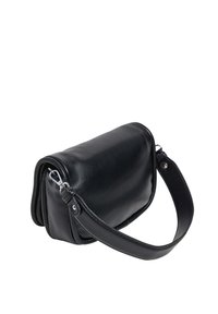 Borsa a tracolla in pelle nera con una struttura morbida, design piatto e tracolla regolabile. Presenta hardware in argento e dettagli di cucitura sottili.