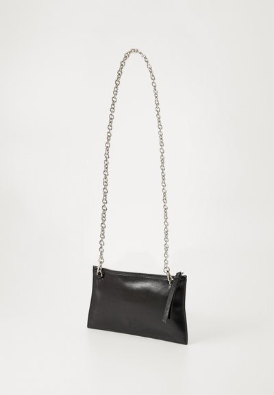 Μαύρη δερμάτινη τσάντα clutch σε ορθογώνιο σχήμα, με αλυσίδα από ασημί και κλείσιμο με φερμουάρ, λεία υφή και ελάχιστες λεπτομέρειες.