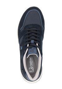 Marinblå sneakers med mesh- och mockamaterial, rund tå, rundade snören och stoppad grå innersula. Har subtila logotyputskrifter.