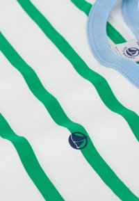 Βαμβακερό μπλουζάκι με οριζόντιες πράσινες ρίγες σε λευκό φόντο, ανοιχτό μπλε ριμπ γιακά και μικρό ναυτικό λογότυπο ως διακοσμητικό.