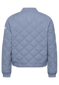Kurtka bomber w kolorze niebieskim o pikowanej strukturze, z ściągaczami przy mankietach i kołnierzu. Posiada diamentowy wzór, krótki krój oraz małą metkę marki na rękawie.
