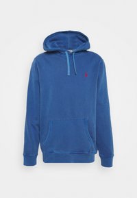 Sudadera azul hecha de tejido suave, con un bolsillo frontal, capucha con cordón y un pequeño logo rojo en el pecho. Diseño simple.
