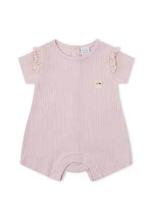 Pelele de bebé rosa claro con textura acanalada, mangas cortas con volantes, botones a presión en las aperturas de las piernas y pequeño parche floral en el pecho.