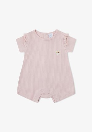 Pelele de bebé rosa claro con textura acanalada, mangas cortas con volantes, botones a presión en las aperturas de las piernas y pequeño parche floral en el pecho.