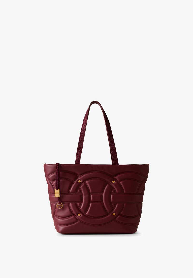 Sac fourre-tout bordeaux en matériau texturé, avec des motifs circulaires cousus et des détails en ton doré. Bandoulières tissées incluses.