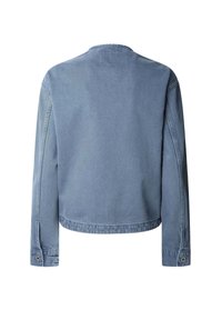 Chaqueta de denim azul con mangas largas, corte recto y puños abotonados. Diseño sencillo sin adornos visibles ni patrones.