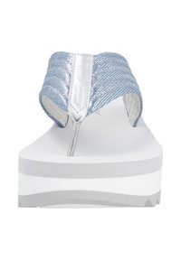 Tongs espadrilles bleues avec une sangle texturée et des accents argentés, présentant une semelle plateforme blanche et grise.