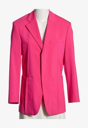 Blazer rose vif cintré avec revers crantés, deux poches plaquées devant et une poche poitrine passepoilée, présenté sur un buste de mannequin blanc.