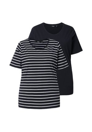 Zwei kurzärmelige Damenoberteile, eines einfarbig schwarz und eines schwarz mit weißen horizontalen Streifen, beide mit rundem Ausschnitt.