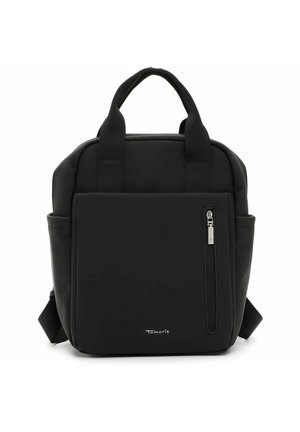 Czarny plecak w kształcie kwadratu z przednią kieszenią na suwak, dwoma górnymi uchwytami, wyściełanymi paskami na ramiona oraz bocznymi kieszeniami, logo na przednim dolnym brzegu.