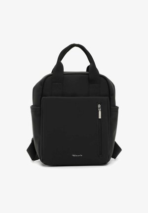 Mochila negra de forma cuadrada con bolsillo delantero con cremallera, asas dobles en la parte superior, correas acolchadas para los hombros y bolsillos laterales, logo en el borde inferior delantero.