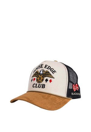 Beżowa i czarna siatkowa czapka bejsbolowa z brązowym zamszowym daszkiem, ze znakiem orła, symbolami kart, kostkami do gry oraz tekstem "HOUSE EDGE CLUB" i "BLACKSKIES."