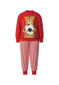Ensemble de pyjama rouge comprenant un haut à manches longues avec un motif de tigre tenant un ballon de football et un pantalon rayé rouge et blanc avec des poignets élastiques.