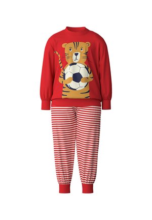 Ensemble de pyjama rouge comprenant un haut à manches longues avec un motif de tigre tenant un ballon de football et un pantalon rayé rouge et blanc avec des poignets élastiques.