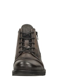 Bruine leren enkellaars met een ronde neus, grijze veters en een zijrits. Het gestructureerde bovenwerk heeft zichtbare stiksels en een glanzende neuskap.