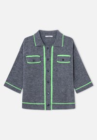 Cardigan grigio lavorato a maglia con colletto, con accenti verdi lungo i bordi e le tasche, e bottoni scuri sul davanti.