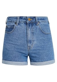 Shorts de mezclilla, azul claro, con cierre de botón, dobladillo enrollado, cinco bolsillos y una textura ligeramente desgastada. Diseño simple y casual.