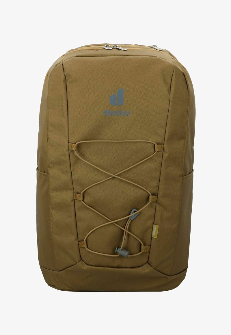 Brauner Stoff-Rucksack mit strukturierter Oberfläche, verstellbarem Bungee-Kordel-Detail und Seitentaschen. Mit dem blauen "Deuter"-Logo.
